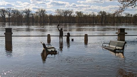 Mississippi River flooding prompts evacuations, sandbagging